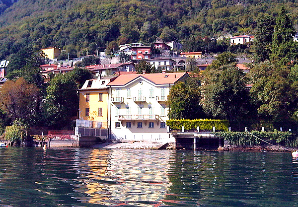 02GClooney_LakeComo